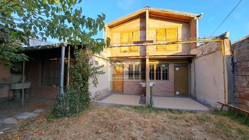 5 propiedades 390 m² en venta sobre Pueyrredom San Rafael casa+ 2 duplex+ depto+ galpon.