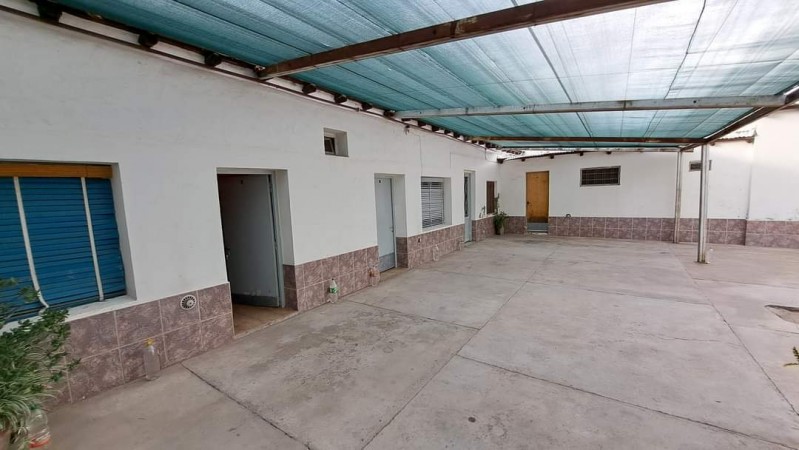 ✅ATENCION Oferta. Vendo Complejo 8 posibles Locaciones. Ideal turismo, para Hostel, o locacion diaria, O geriatrico o etc. Cuenta con Terreno de 503 m2 y 305 m2 cubiertos. Sin edificar 198 m2. A 3 cuadras de Av. Rivadavia en Ciudad San Rafael.