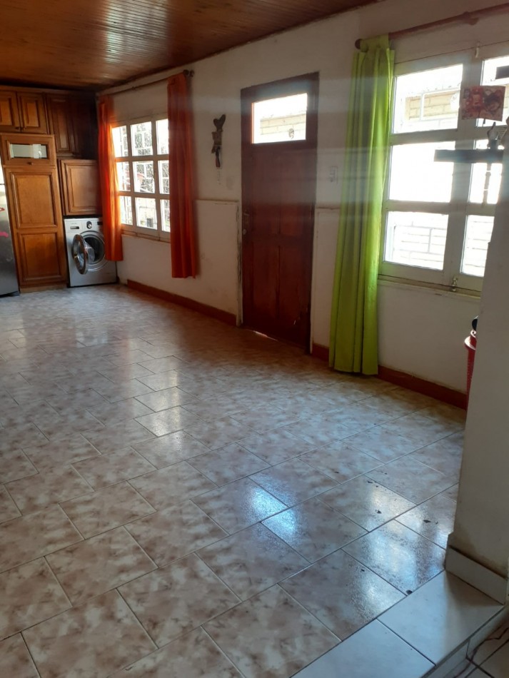 OPORTUNIDAD VENDO CASA + QUINCHO + TINGLADO 630 m² a 6 km de San Rafael. Zona a metros de Adolfo Calle.