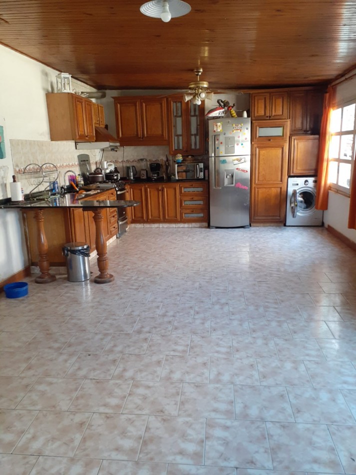 OPORTUNIDAD VENDO CASA + QUINCHO + TINGLADO 630 m² a 6 km de San Rafael. Zona a metros de Adolfo Calle.
