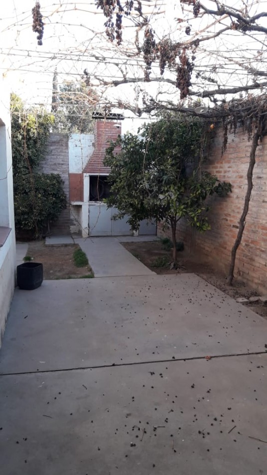 ATENCION CASA AMPLIA 3 dormitorios, 2 baño, garaje 2 vehiculos. San Rafael.