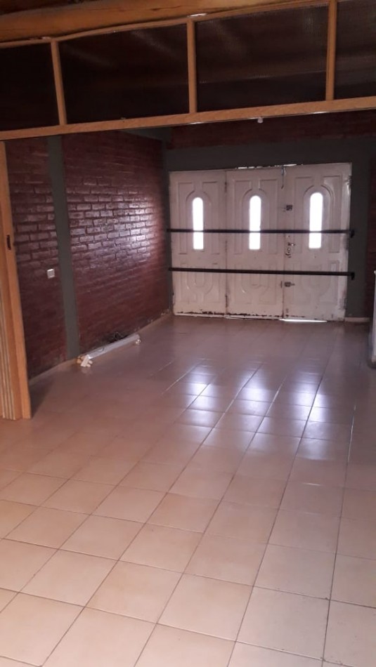 ATENCION CASA AMPLIA 3 dormitorios, 2 baño, garaje 2 vehiculos. San Rafael.