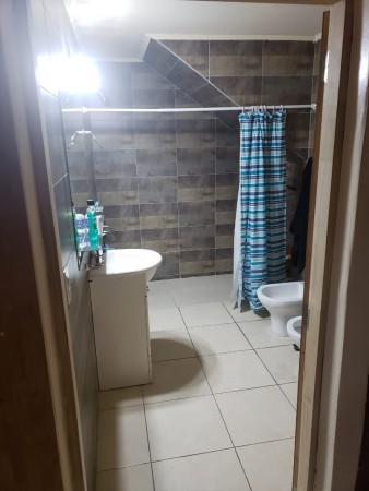 ¡ATENCION INVERSOR! SE VENDE COMPLEJO de 4 departamentos nuevos + Salon Comercial amplio + 4 COCHERAS Zona Universidades