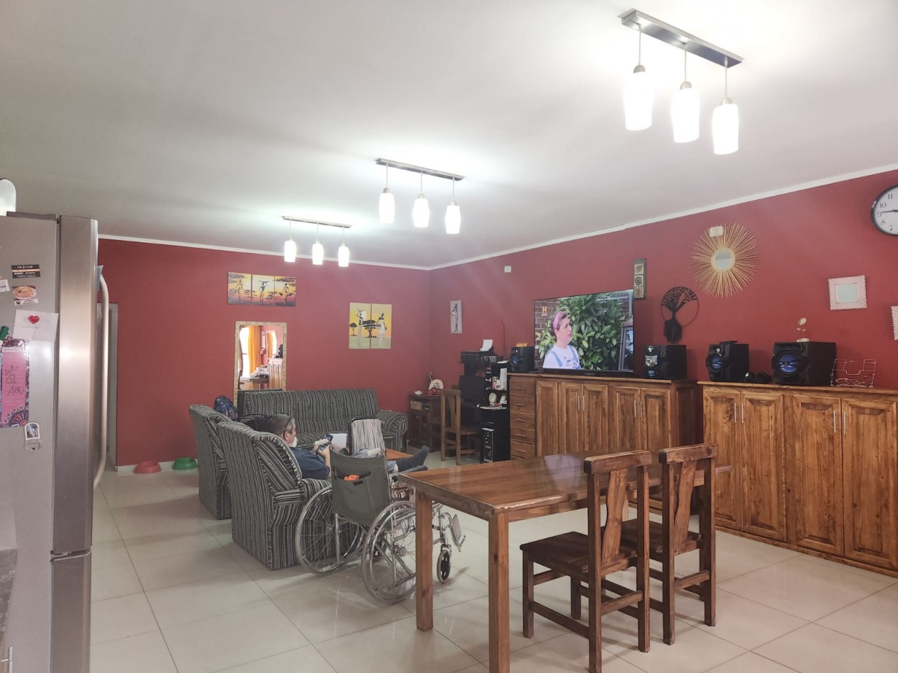 Vendo o Permuta CASA Amplia + LOCAL. A POCAS CUADRAS DEL CENTRO DE San Rafael. Permuta