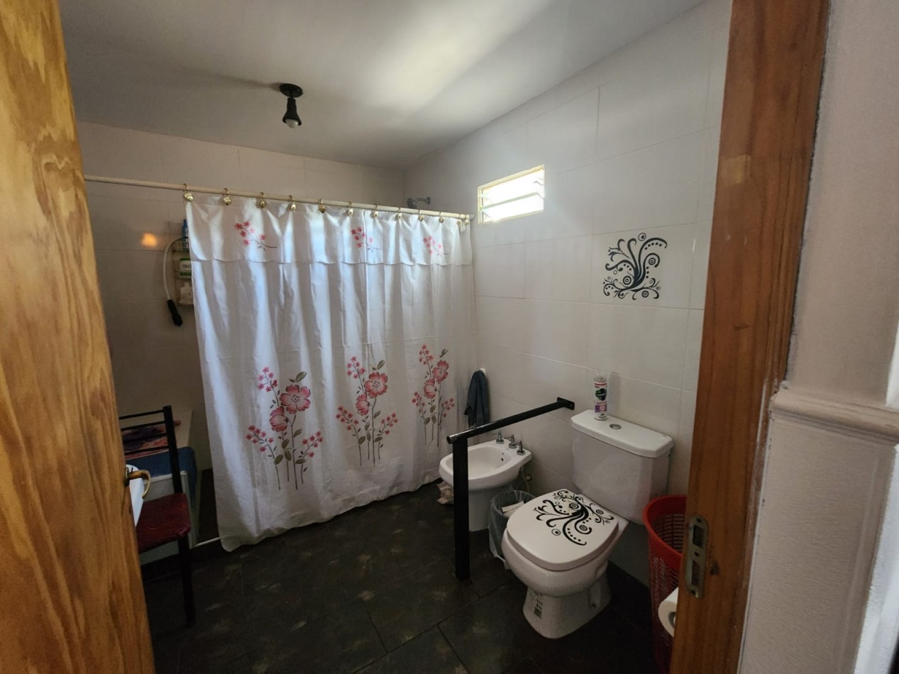 Vendo o Permuta CASA Amplia + LOCAL. A POCAS CUADRAS DEL CENTRO DE San Rafael. Permuta