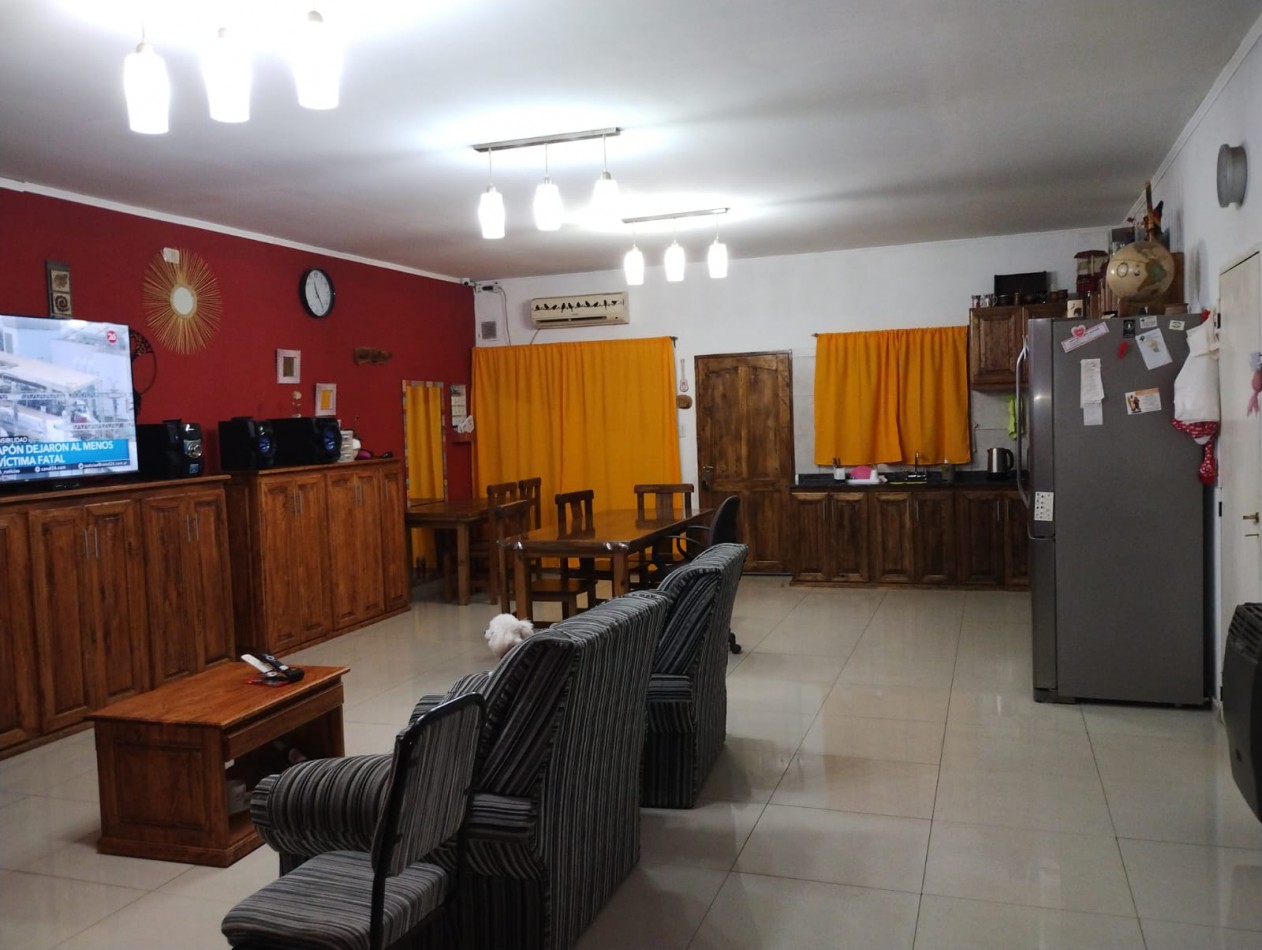 Vendo o Permuta CASA Amplia + LOCAL. A POCAS CUADRAS DEL CENTRO DE San Rafael. Permuta