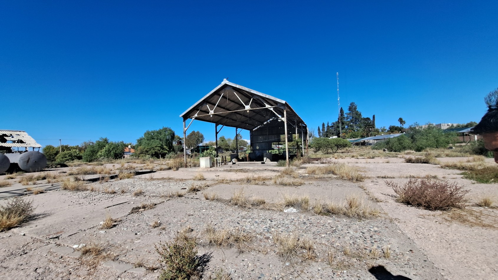 OFERTA Vendo 7.896 m² con 930 m² Semicubierta, INTERESANTE PROPIEDAD EN AVENIDA IDEAL SUPERMERCADO, DEPOSITO, etc San Rafael, Mendoza