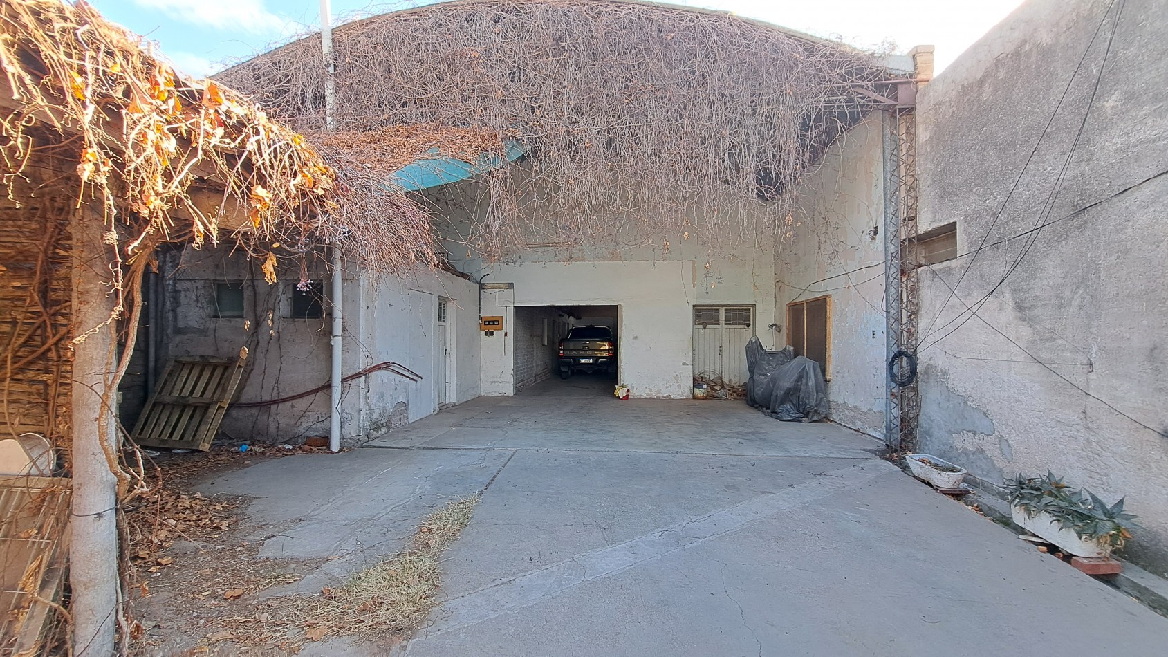 Vendo terreno importante de 600 m² con Galpon 200 y deposito a 4 Cuadras del Centro de San Rafael. Mendoza.