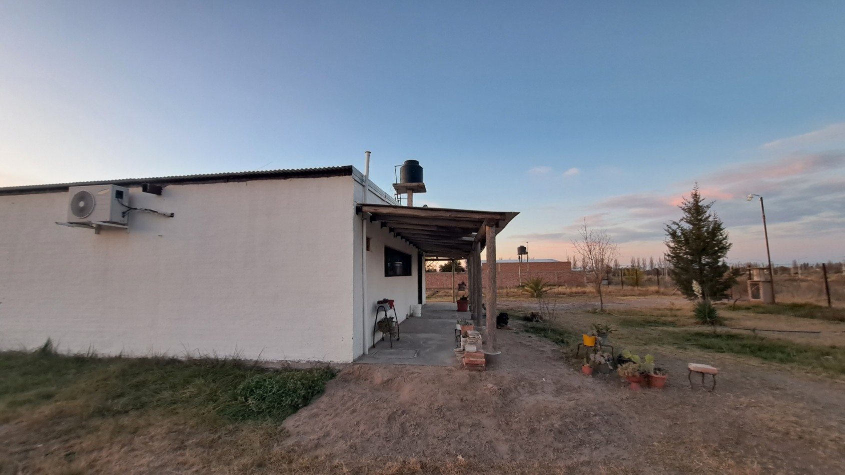 Vendo Casa Quinta con 2440 m² y 144 m² construido. Radio ciudad de San Rafael.