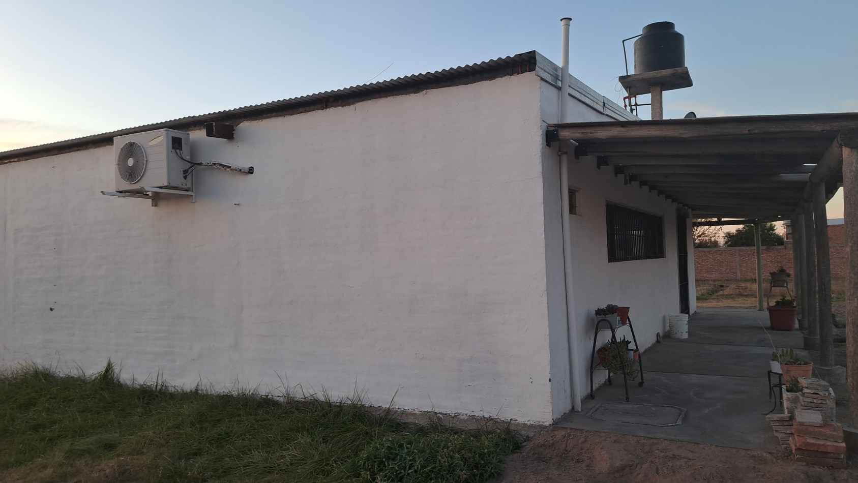 Vendo Casa Quinta con 2440 m² y 144 m² construido. Radio ciudad de San Rafael.