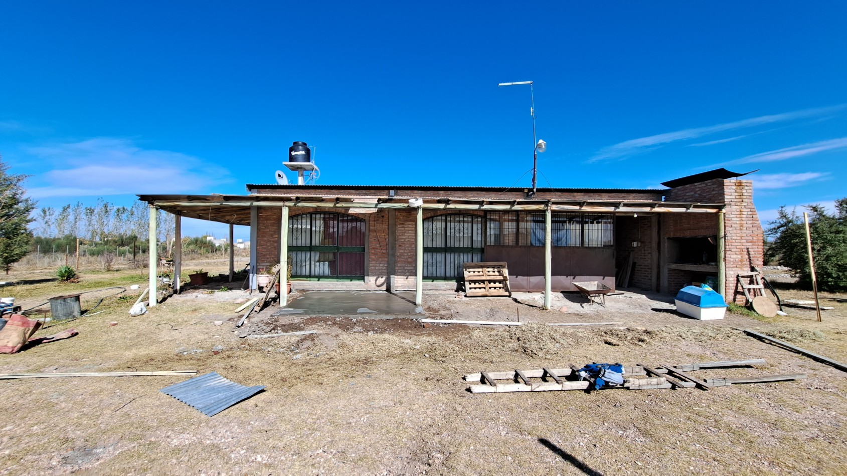 Vendo Casa Quinta con 2440 m² y 144 m² construido. Radio ciudad de San Rafael.