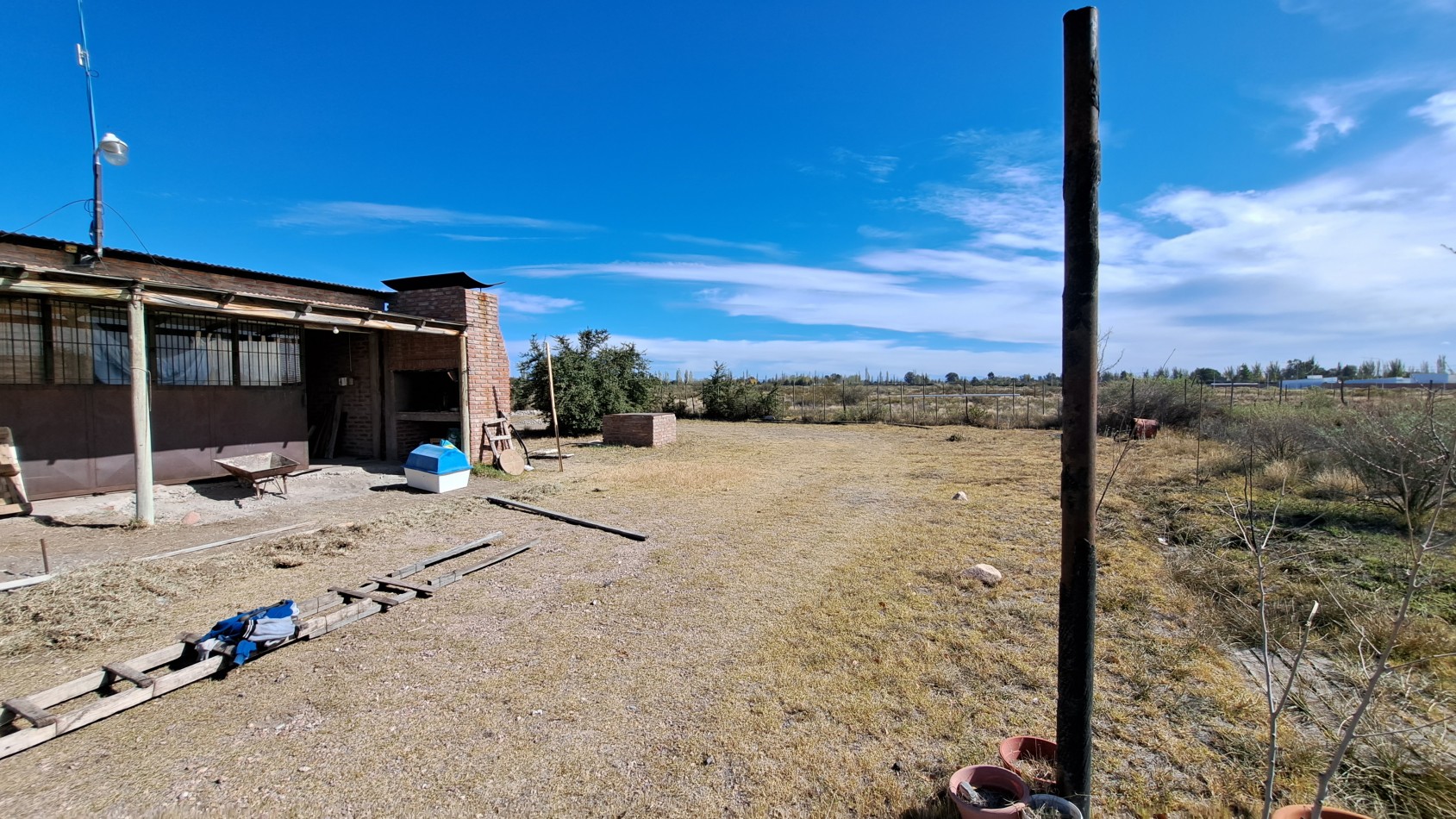 Vendo Casa Quinta con 2440 m² y 144 m² construido. Radio ciudad de San Rafael.