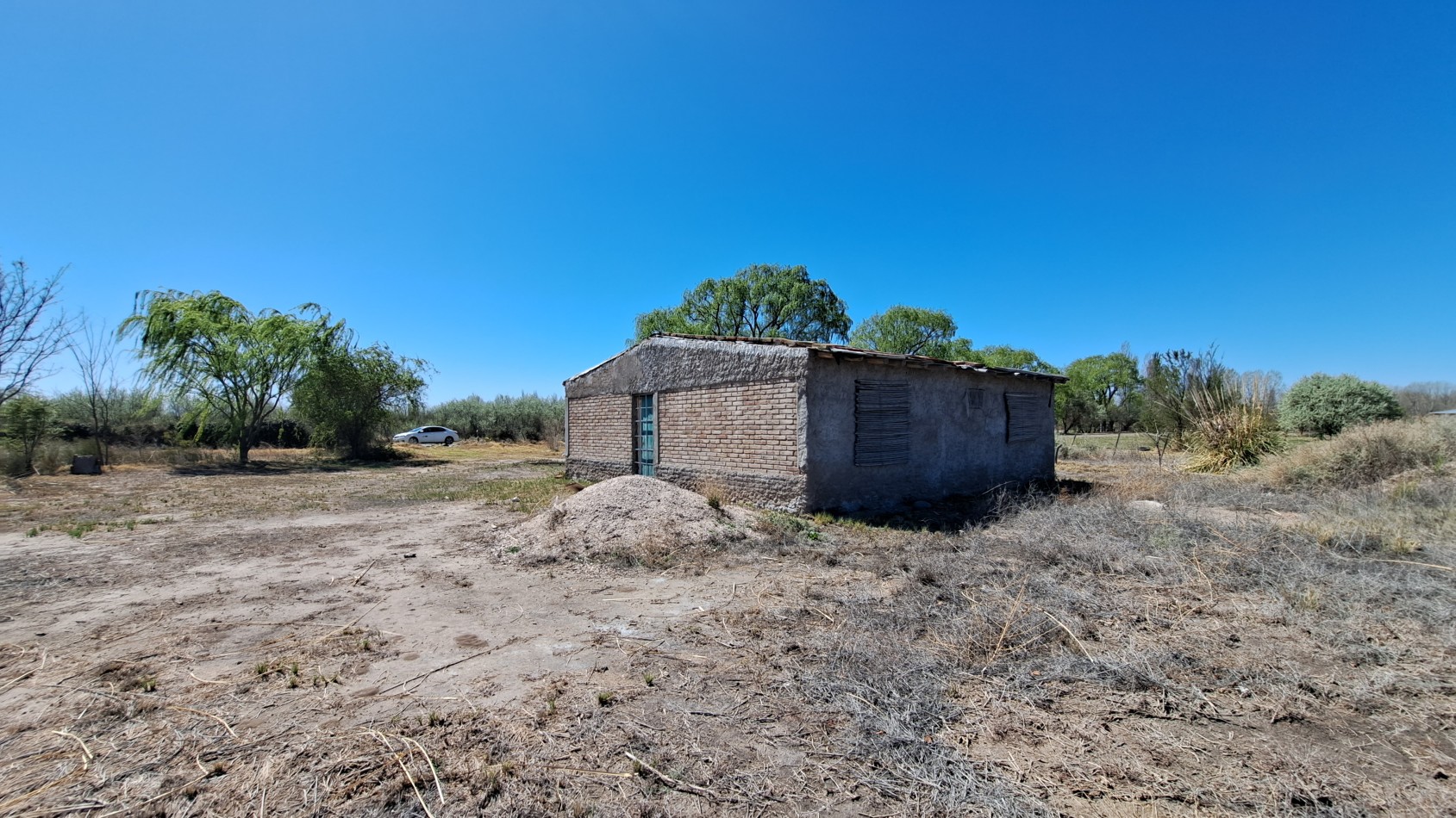 Vendo finca 4 has. zona 4 km Salto de las Rosa. Cuenta con casa 2 dorm. a terminar. Con Luz y Agua 2024San Rafael.