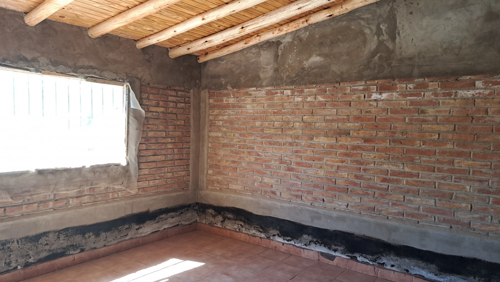Vendo finca 4 has. zona 4 km Salto de las Rosa. Cuenta con casa 2 dorm. a terminar. Con Luz y Agua 2024San Rafael.