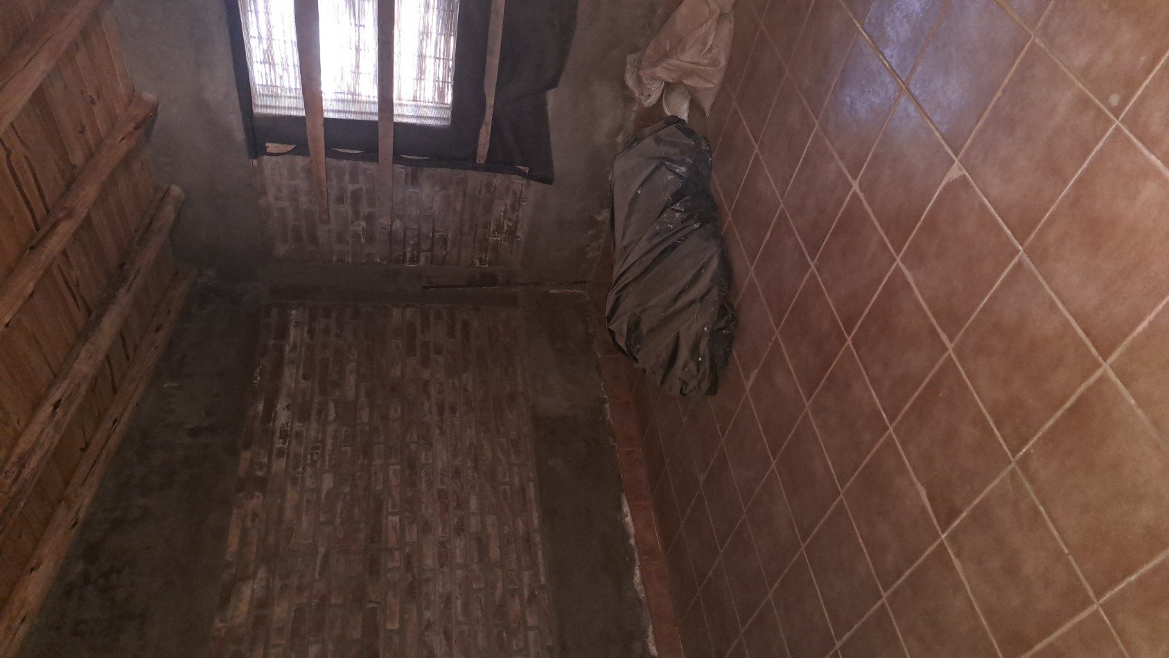 Vendo finca 4 has. zona 4 km Salto de las Rosa. Cuenta con casa 2 dorm. a terminar. Con Luz y Agua 2024San Rafael.
