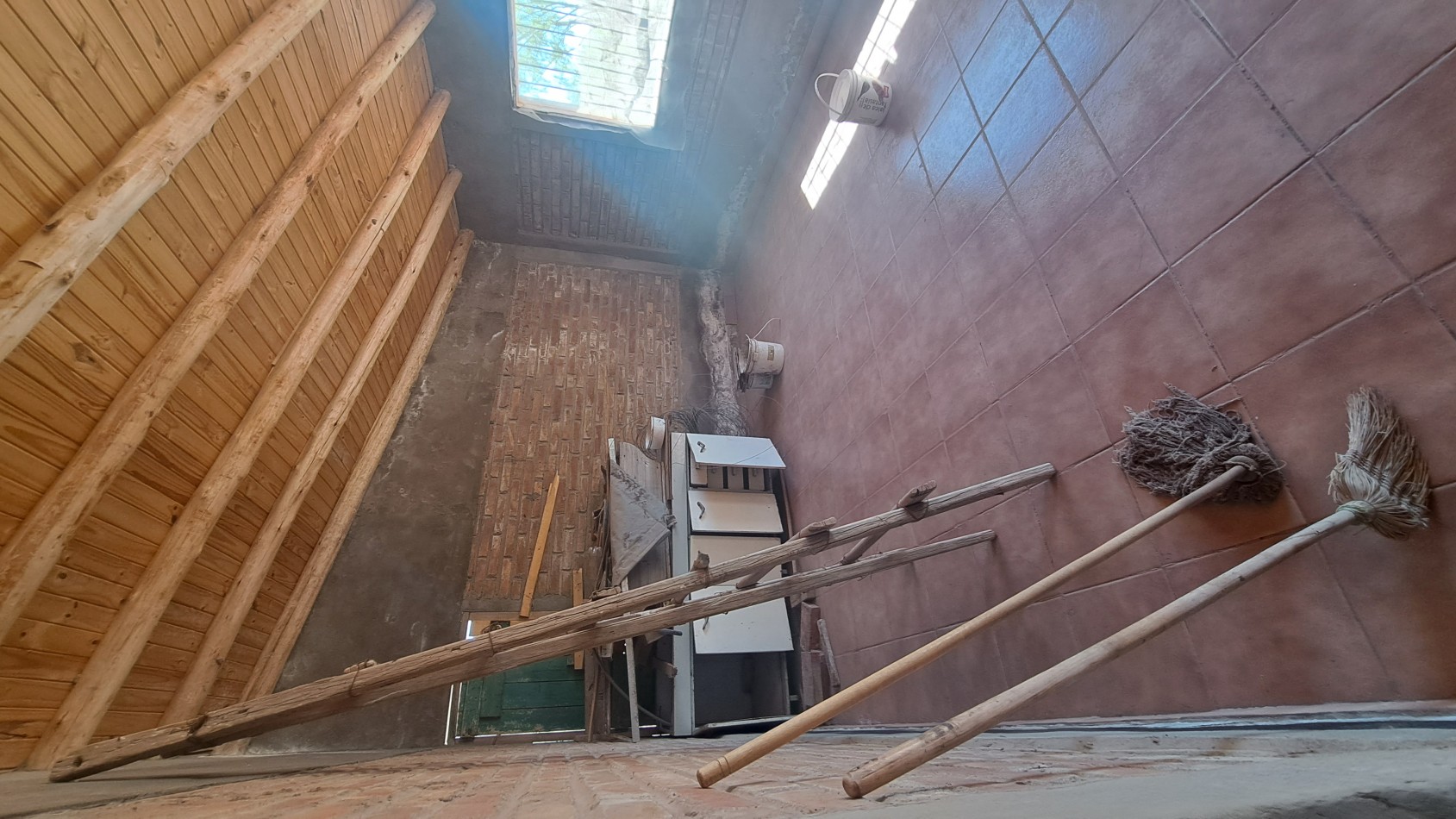 Vendo finca 4 has. zona 4 km Salto de las Rosa. Cuenta con casa 2 dorm. a terminar. Con Luz y Agua 2024San Rafael.