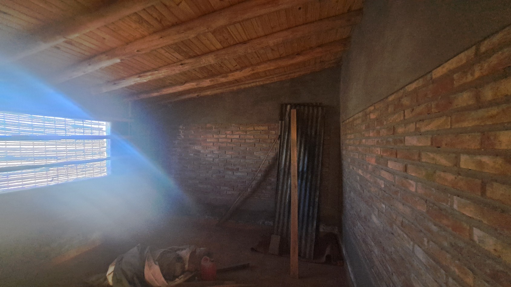 Vendo finca 4 has. zona 4 km Salto de las Rosa. Cuenta con casa 2 dorm. a terminar. Con Luz y Agua 2024San Rafael.