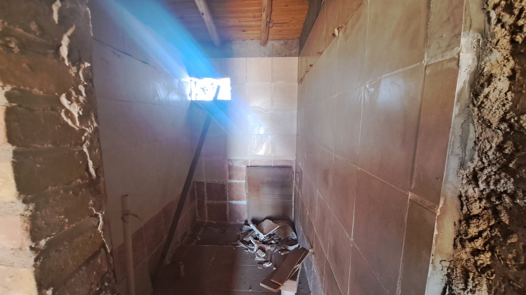 Vendo finca 4 has. zona 4 km Salto de las Rosa. Cuenta con casa 2 dorm. a terminar. Con Luz y Agua 2024San Rafael.