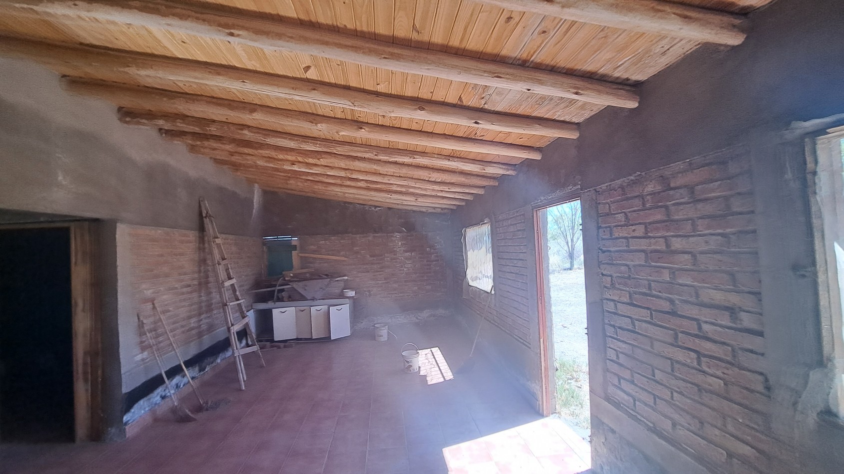 Vendo finca 4 has. zona 4 km Salto de las Rosa. Cuenta con casa 2 dorm. a terminar. Con Luz y Agua 2024San Rafael.