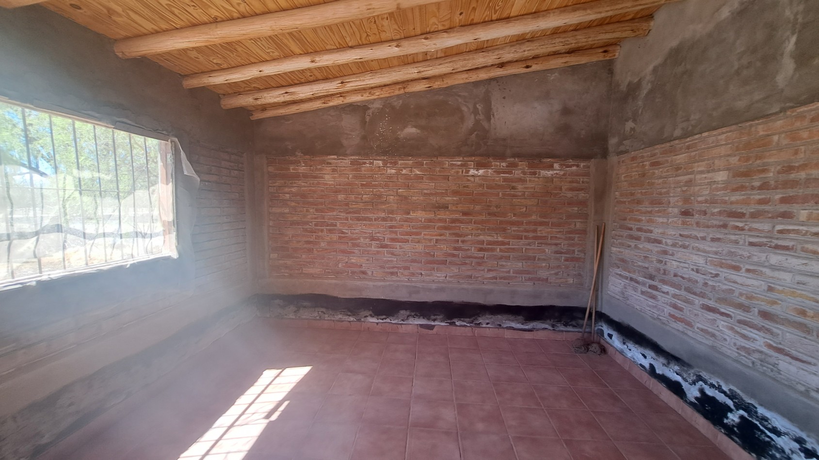 Vendo finca 4 has. zona 4 km Salto de las Rosa. Cuenta con casa 2 dorm. a terminar. Con Luz y Agua 2024San Rafael.