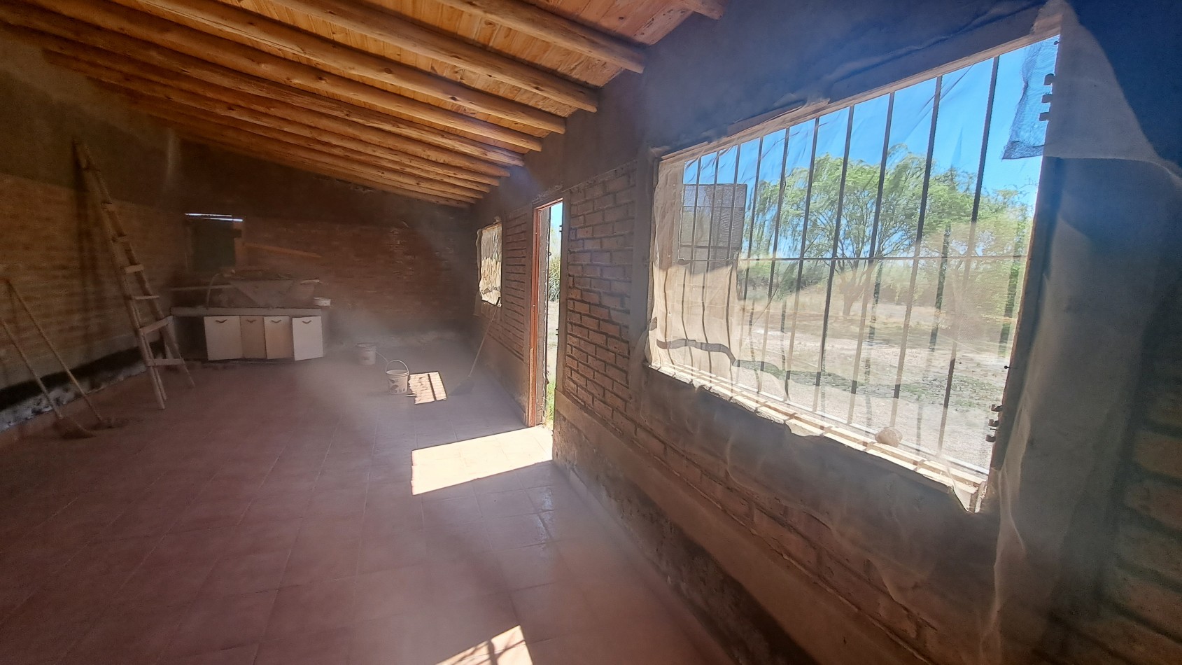Vendo finca 4 has. zona 4 km Salto de las Rosa. Cuenta con casa 2 dorm. a terminar. Con Luz y Agua 2024San Rafael.