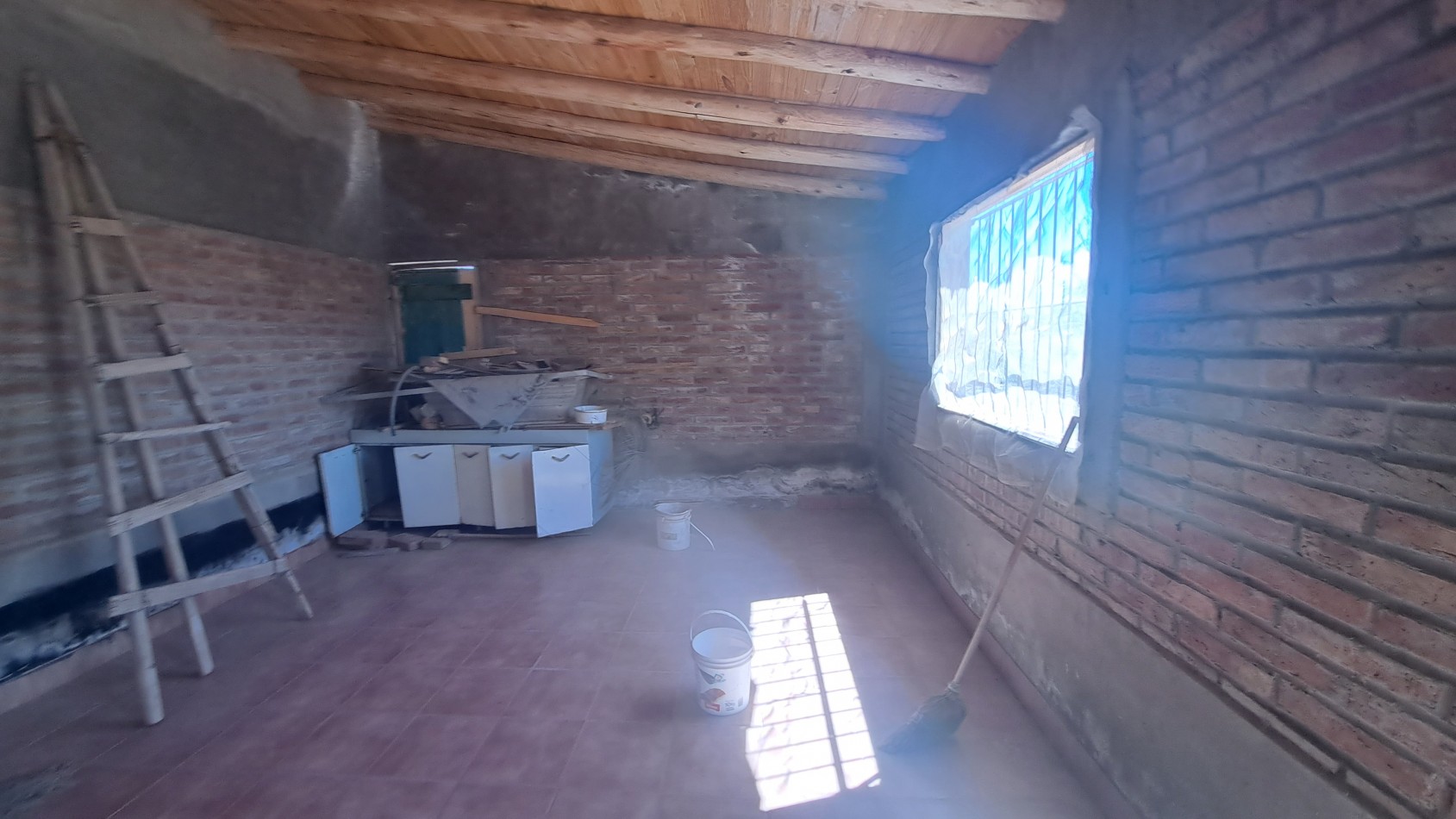 Vendo finca 4 has. zona 4 km Salto de las Rosa. Cuenta con casa 2 dorm. a terminar. Con Luz y Agua 2024San Rafael.
