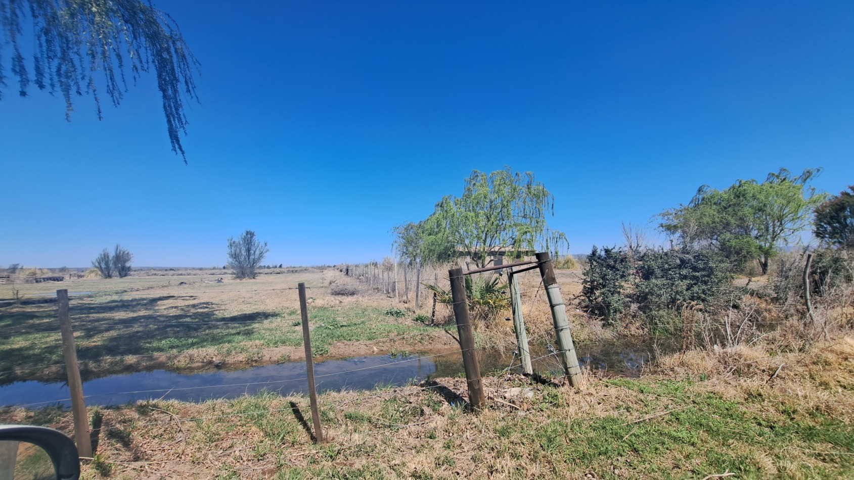 Vendo finca 4 has. zona 4 km Salto de las Rosa. Cuenta con casa 2 dorm. a terminar. Con Luz y Agua 2024San Rafael.