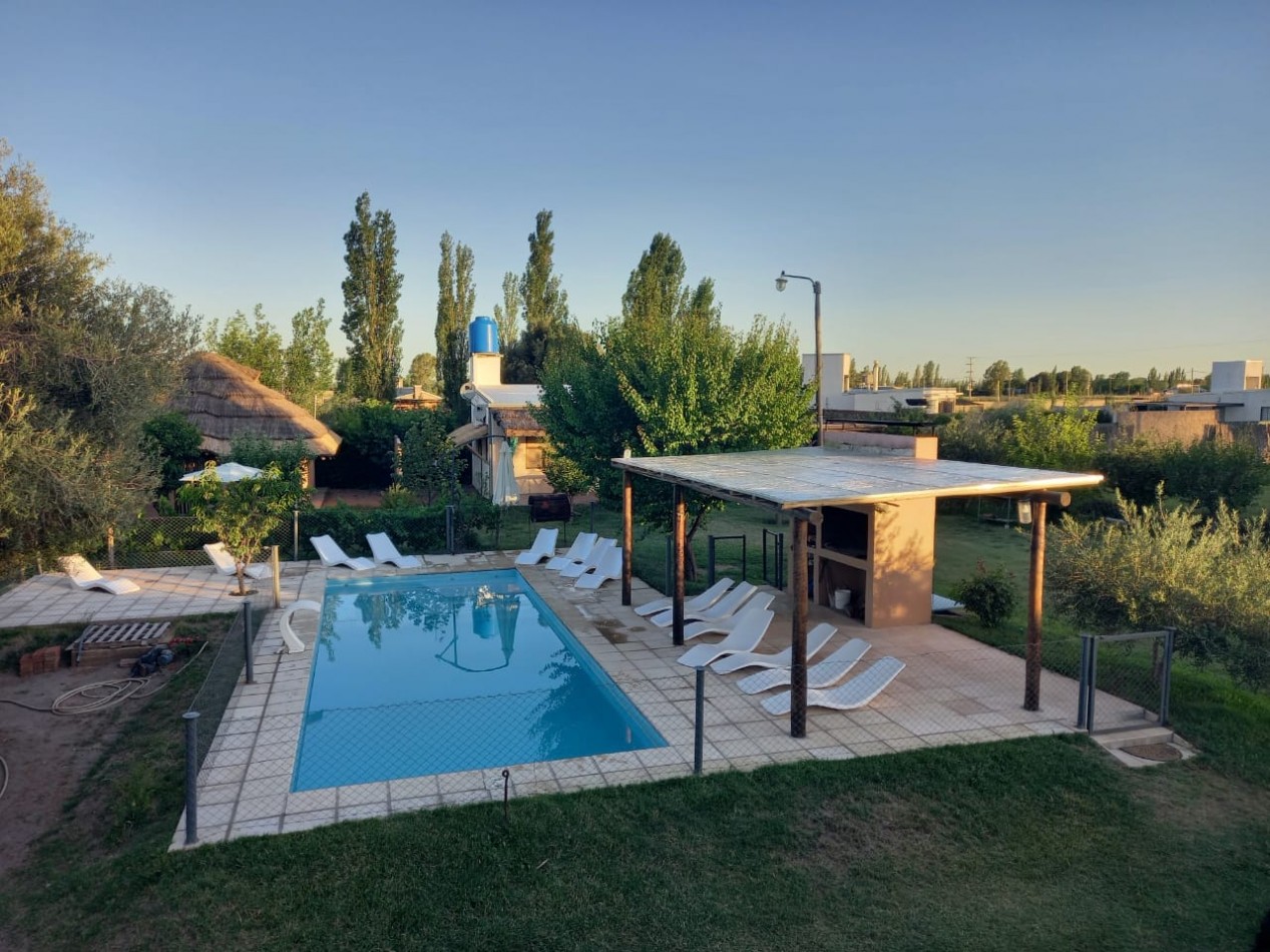 ✅Complejo de 4 cabañas y casa principal. Pileta, parque con arboles y plantas de mas de 10 años.. Cuenta con 3250 m². Las Paredes. San Rafael