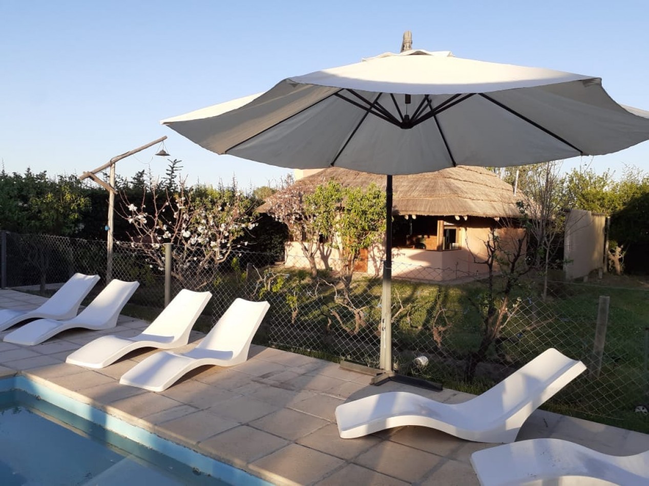✅Complejo de 4 cabañas y casa principal. Pileta, parque con arboles y plantas de mas de 10 años.. Cuenta con 3250 m². Las Paredes. San Rafael
