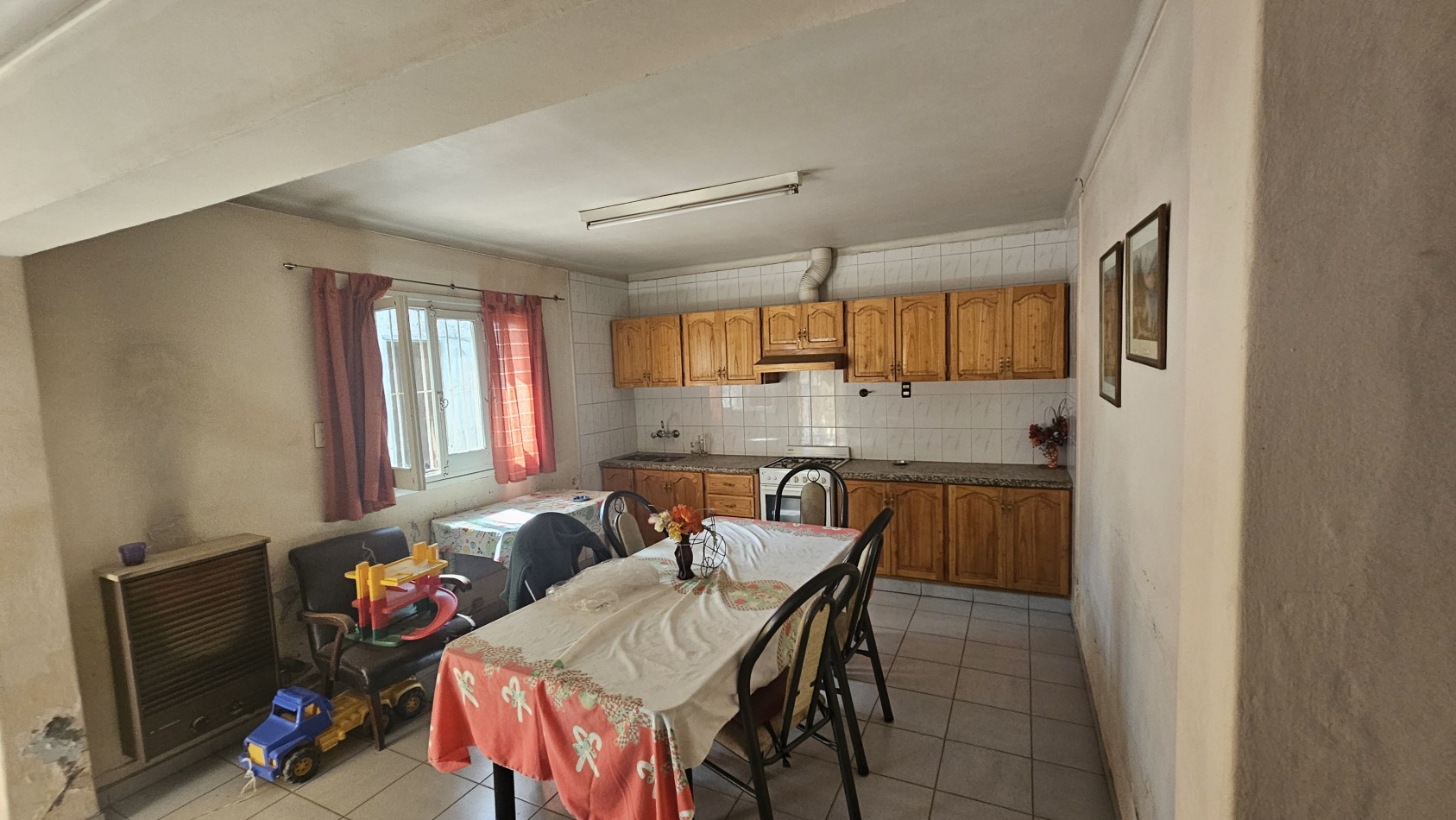 ✅Oferta. Vendo Complejo de 8 posibles Locaciones. Ideal turismo, locacion diaria, permanente, geriatrico o etc. Cuenta con Terreno de 503 m2 y 305 m2 cubiertos. A 3 cuadras de Av. Rivadavia en Ciudad San Rafael.