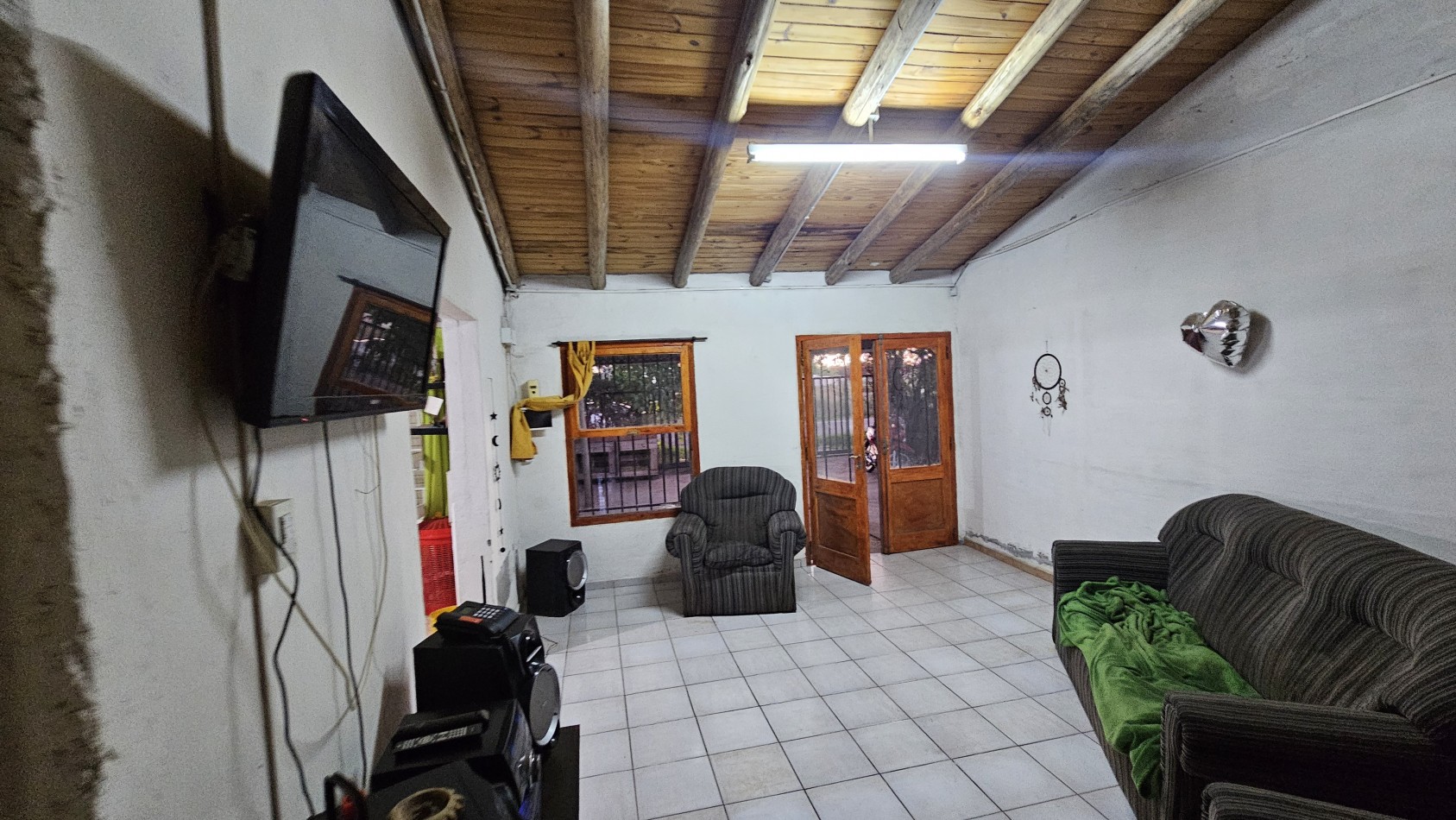 OPORTUNIDAD VENDO CASA + QUINCHO + TINGLADO 630 m² a 6 km de San Rafael. Zona a metros de Adolfo Calle.