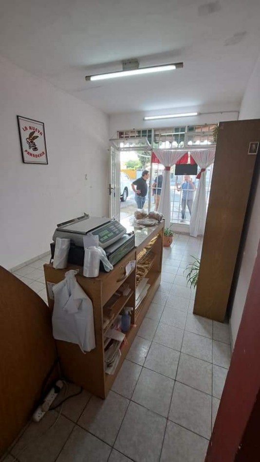 ✅️Vendo 4 locales con LOSA sobre Avenida Moreno, con 427 m²