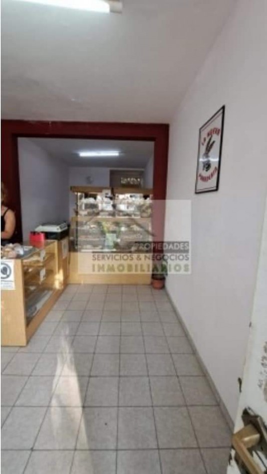 ✅️Vendo 4 locales con LOSA sobre Avenida Moreno, con 427 m²
