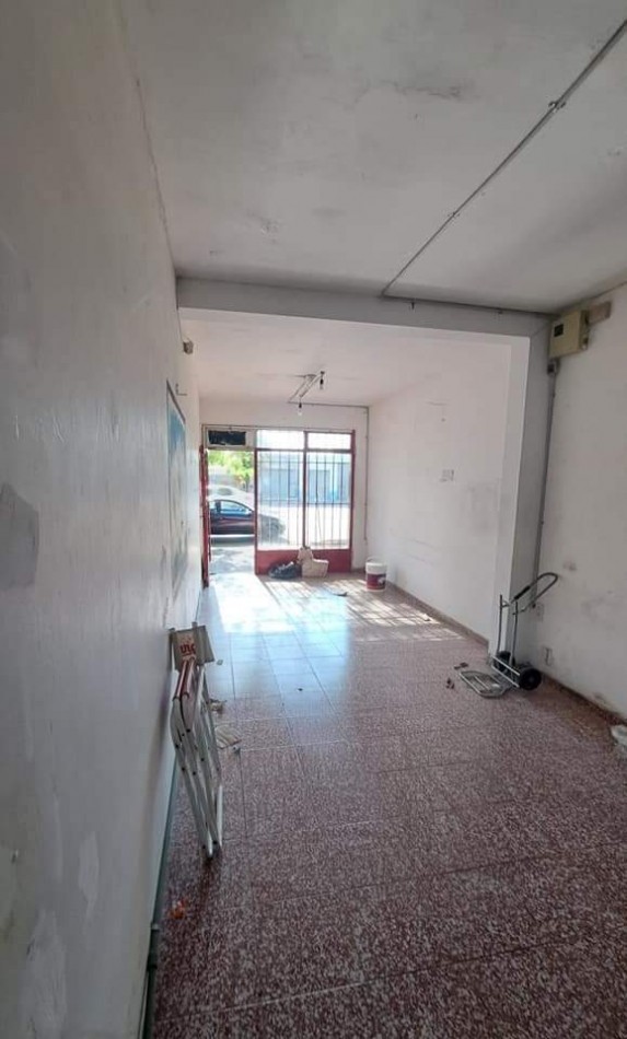 ✅️Vendo 4 locales con LOSA sobre Avenida Moreno, con 427 m²