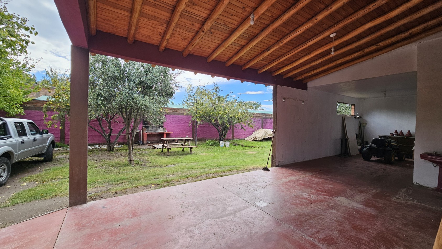 Vendo complejo trabajando de Casa + 3 cabañas en 2.48 hectareas. Rama Caida. San Rafael