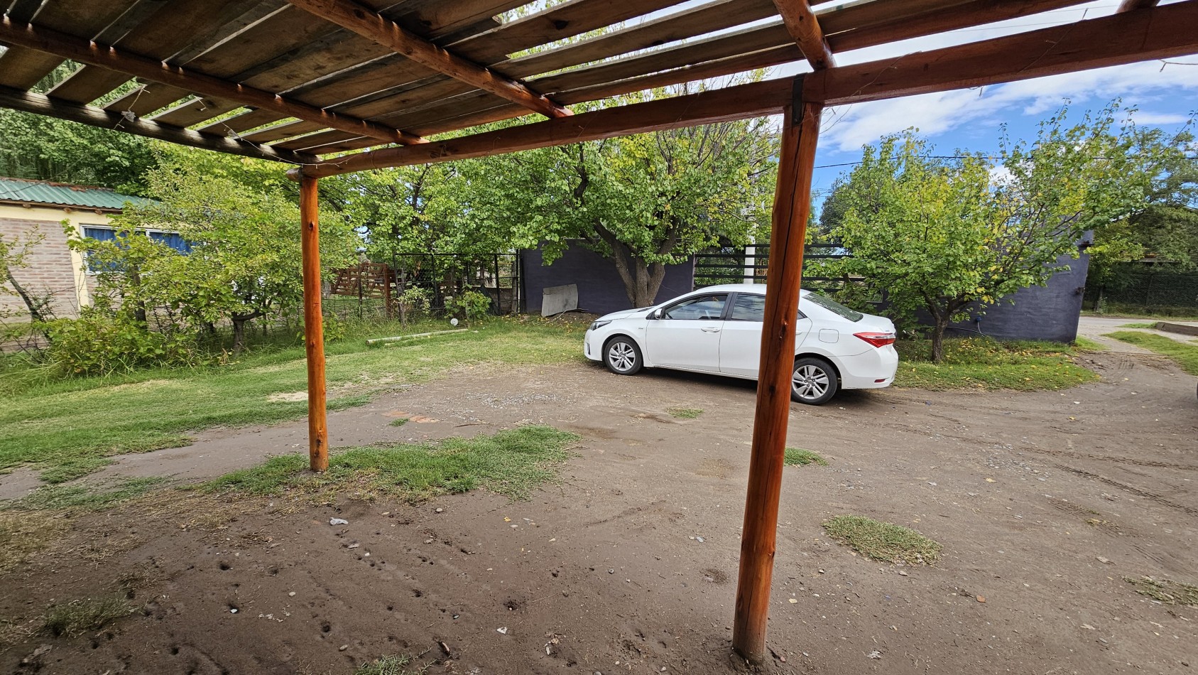 Vendo complejo trabajando de Casa + 3 cabañas en 2.48 hectareas. Rama Caida. San Rafael