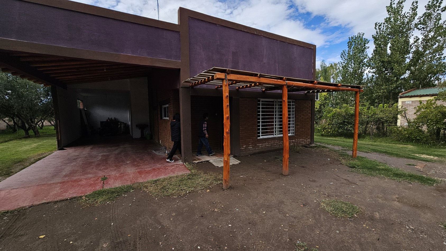 Vendo complejo trabajando de Casa + 3 cabañas en 2.48 hectareas. Rama Caida. San Rafael