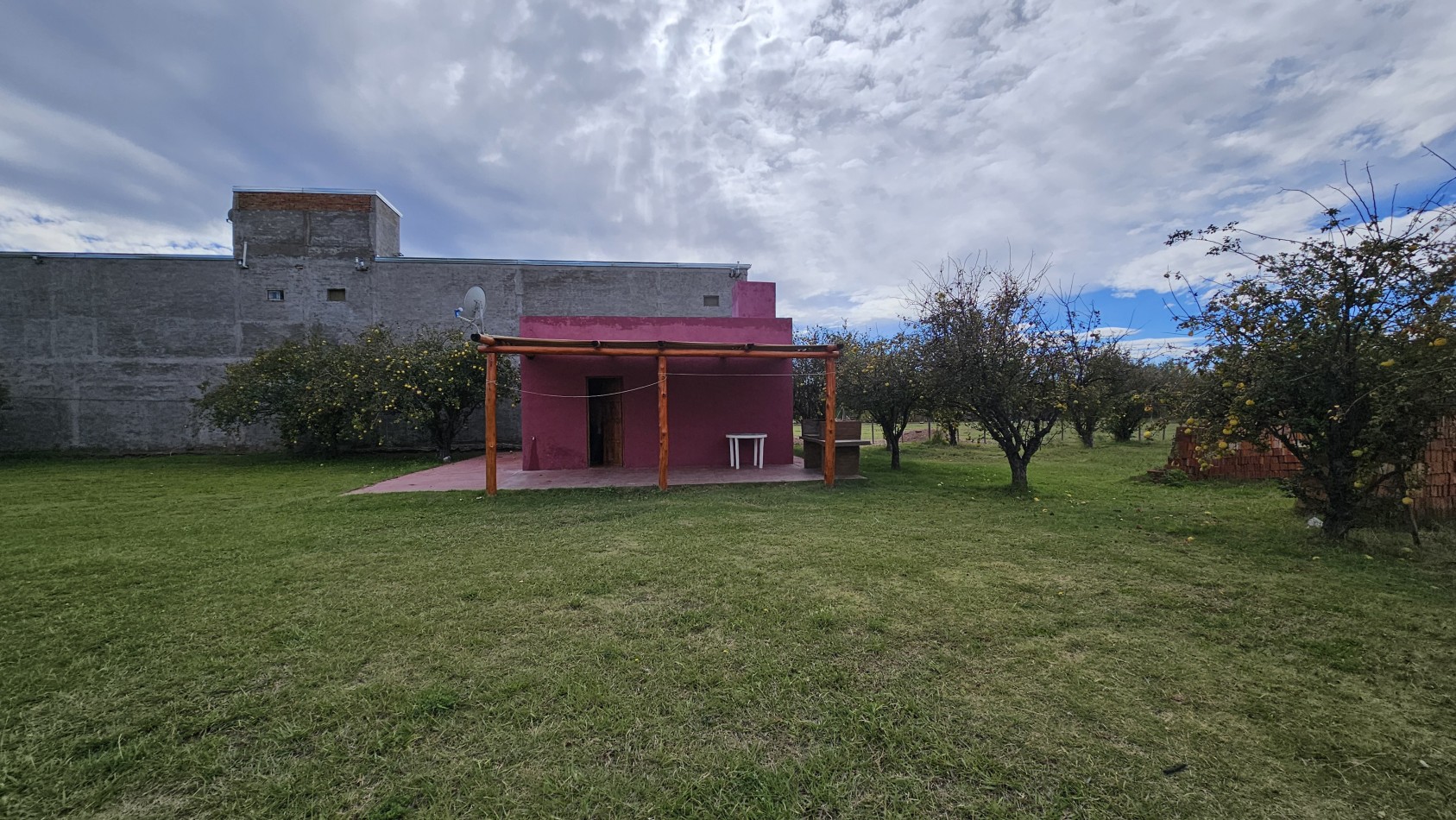 Vendo complejo trabajando de Casa + 3 cabañas en 2.48 hectareas. Rama Caida. San Rafael