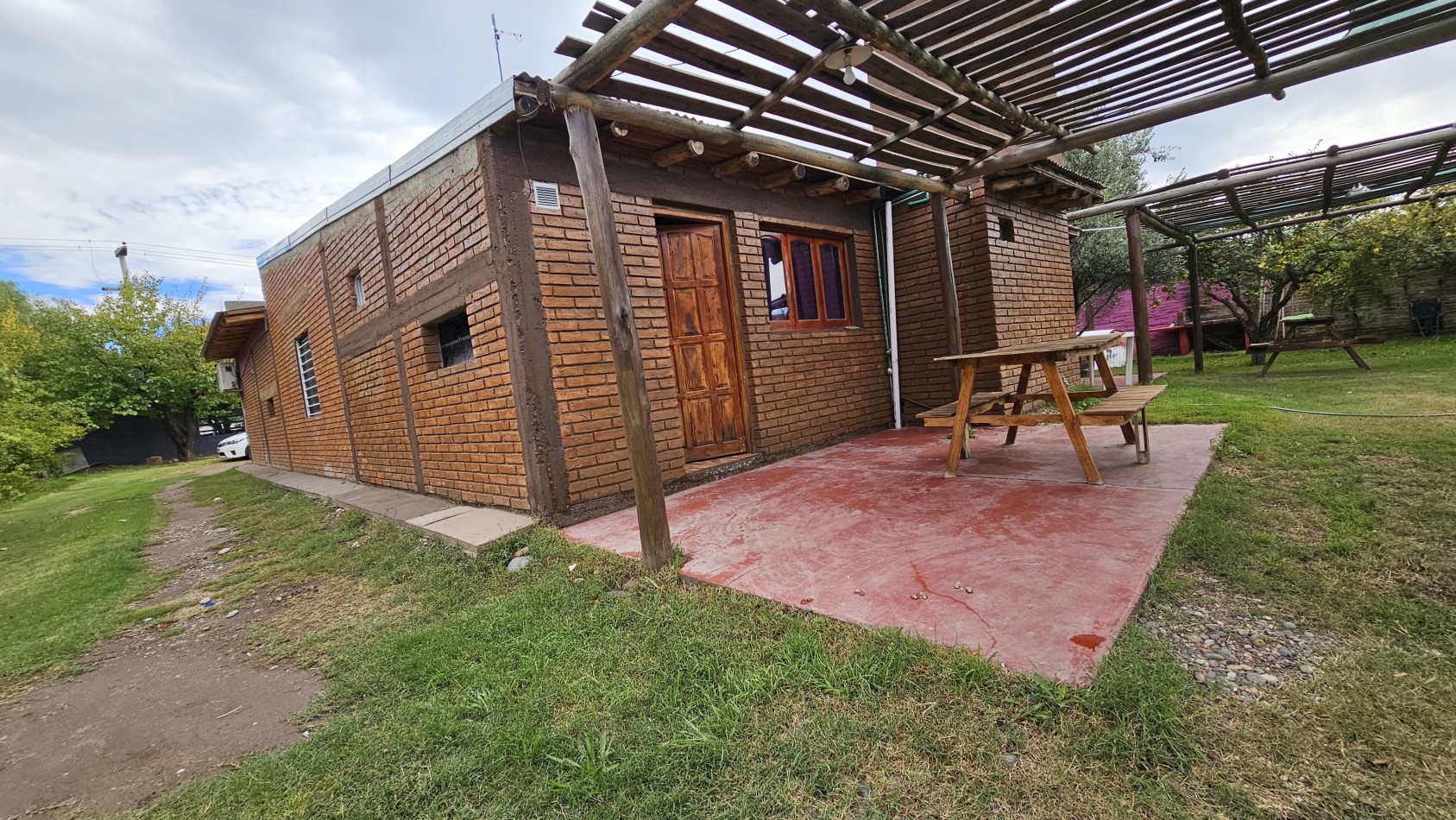 Vendo complejo trabajando de Casa + 3 cabañas en 2.48 hectareas. Rama Caida. San Rafael
