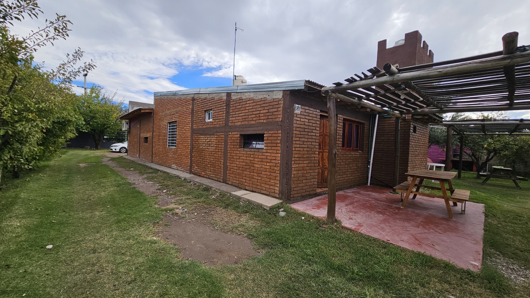 Vendo complejo trabajando de Casa + 3 cabañas en 2.48 hectareas. Rama Caida. San Rafael