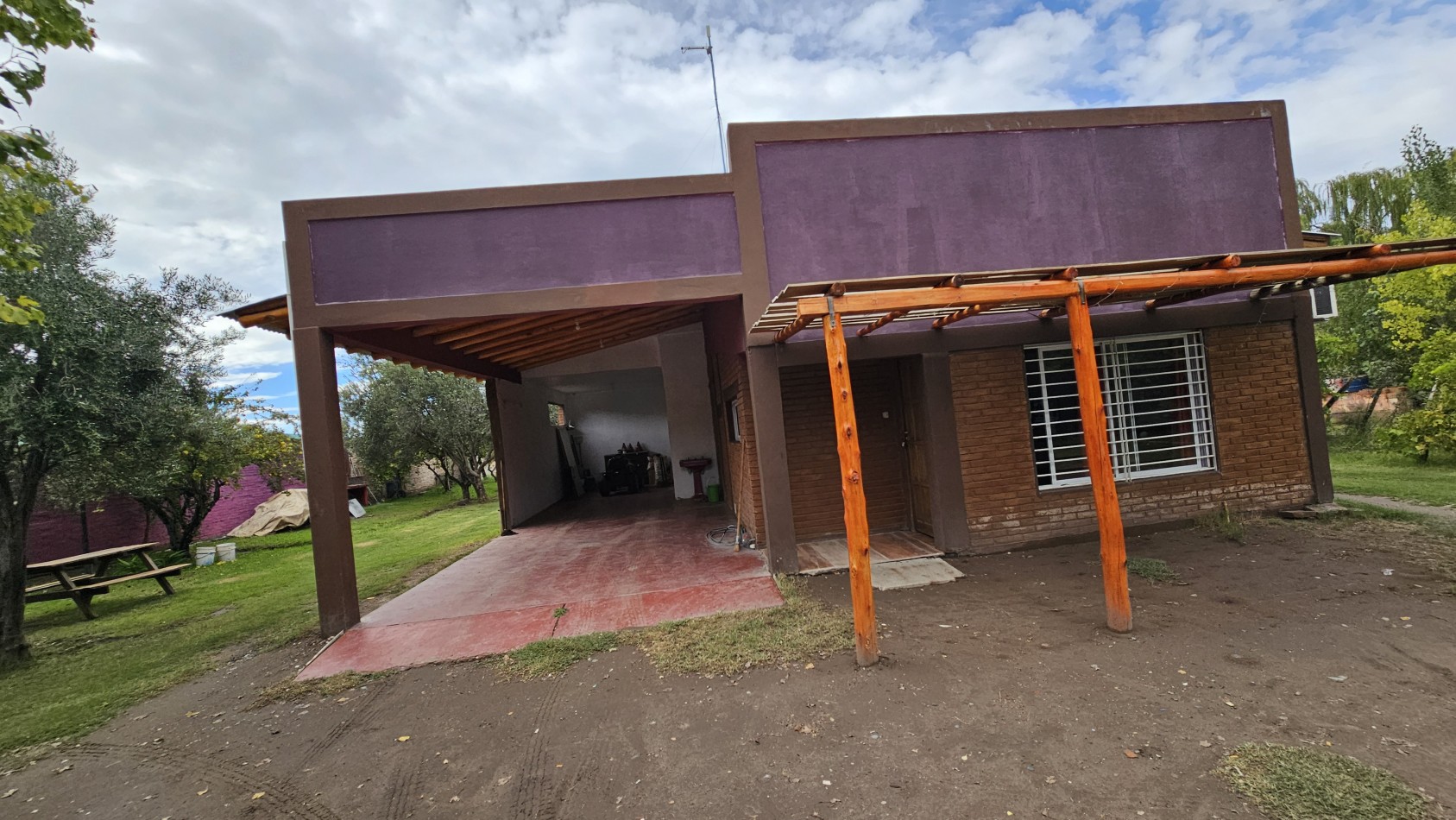 Vendo complejo trabajando de Casa + 3 cabañas en 2.48 hectareas. Rama Caida. San Rafael