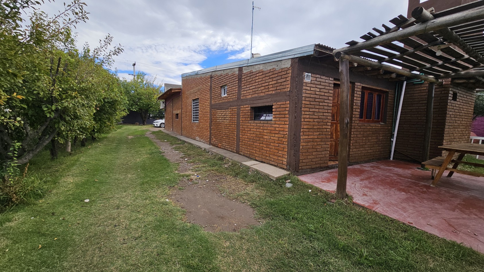 Vendo complejo trabajando de Casa + 3 cabañas en 2.48 hectareas. Rama Caida. San Rafael