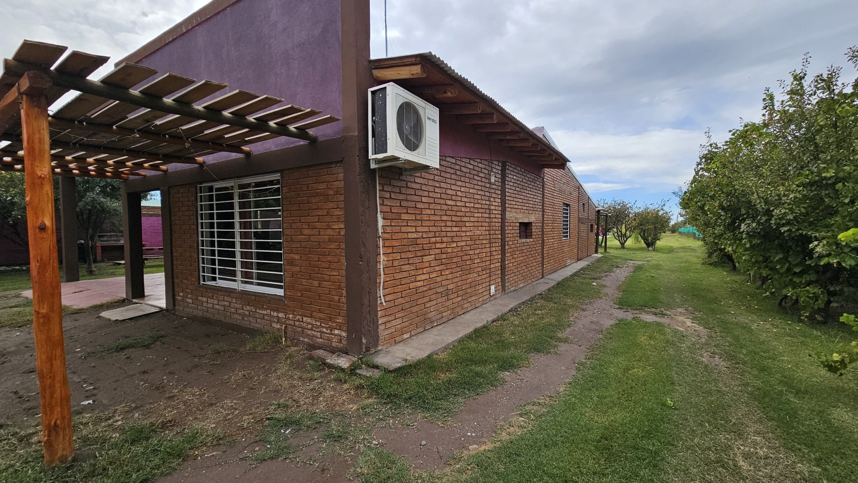 Vendo complejo trabajando de Casa + 3 cabañas en 2.48 hectareas. Rama Caida. San Rafael