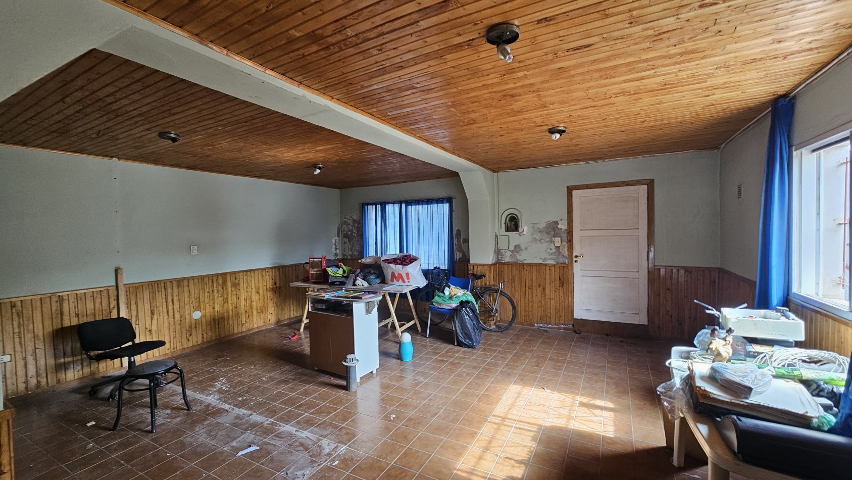 Vendo! Gran oportunidad en San Rafael.Casa + Departamento + Salon + TingladoUbicada a solo 10 cuadras del casino por calle Castelli.