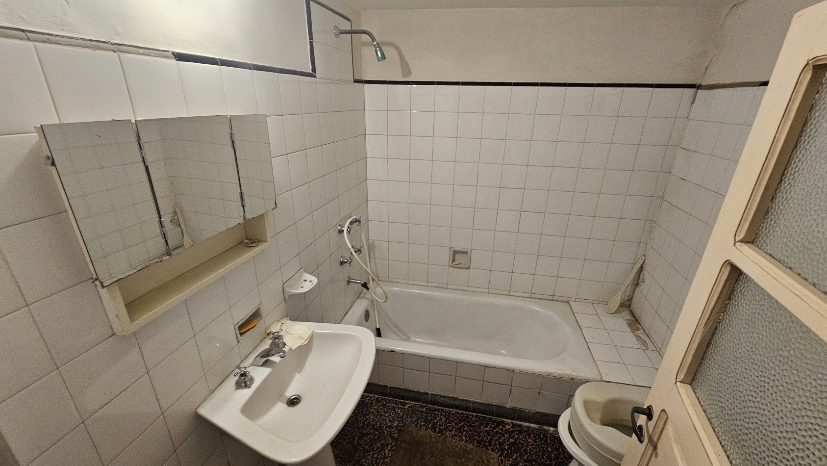 Vendo! Gran oportunidad en San Rafael.Casa + Departamento + Salon + TingladoUbicada a solo 10 cuadras del casino por calle Castelli.