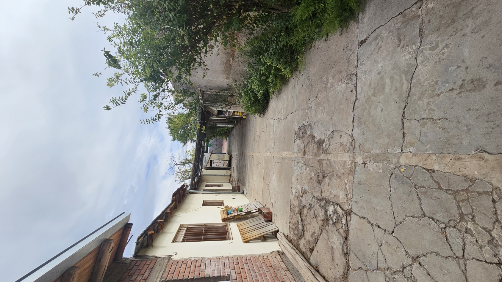 Vendo! Gran oportunidad en San Rafael.Casa + Departamento + Salon + TingladoUbicada a solo 10 cuadras del casino por calle Castelli.