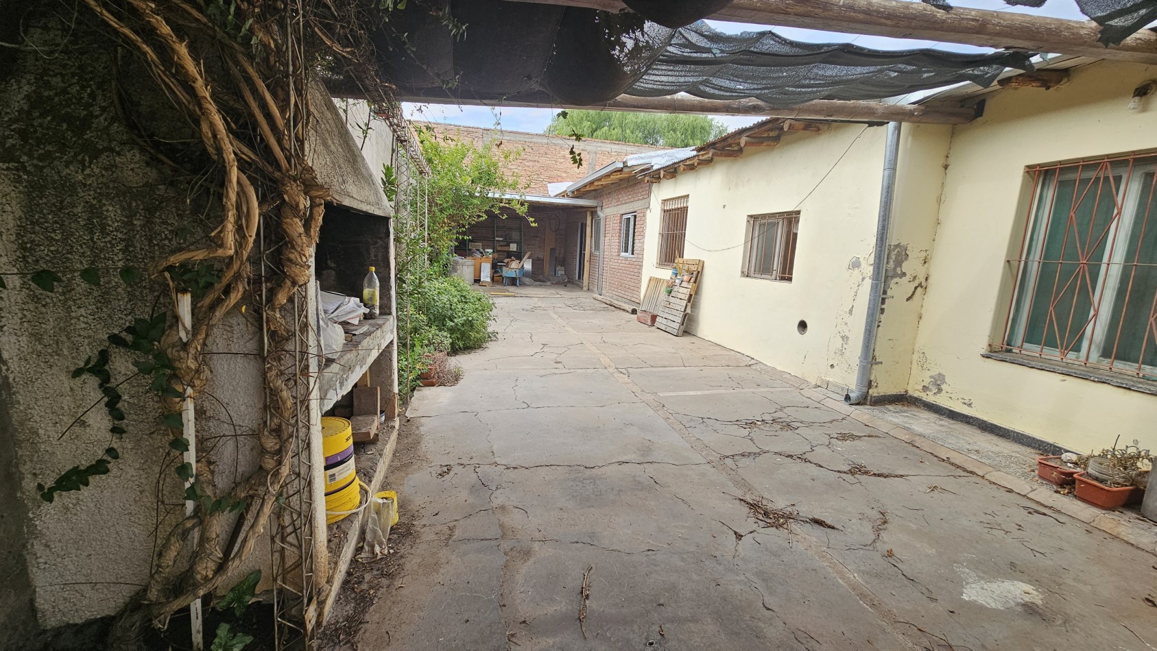 Vendo! Gran oportunidad en San Rafael.Casa + Departamento + Salon + TingladoUbicada a solo 10 cuadras del casino por calle Castelli.