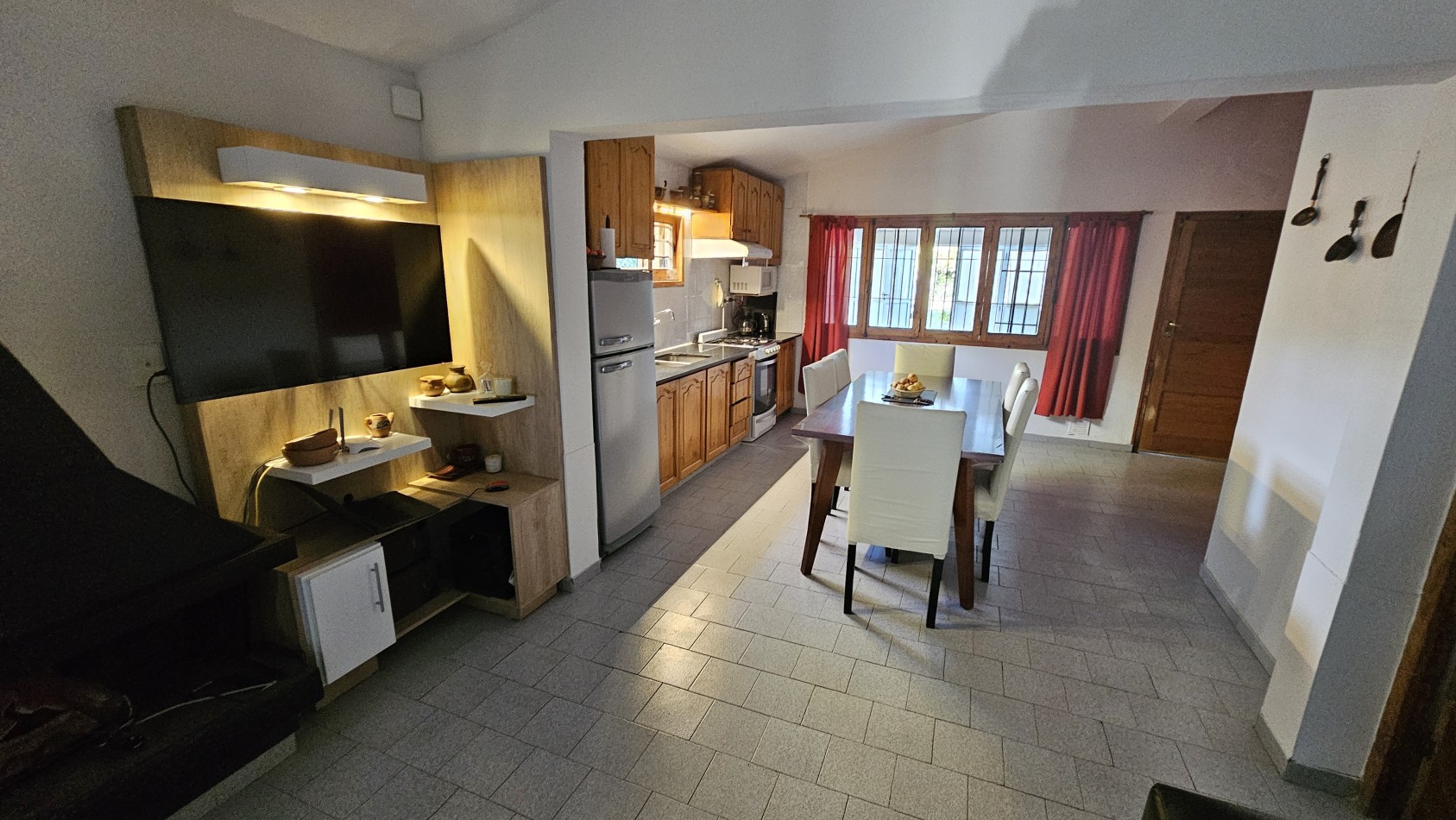 ¡Oportunidad unica en Rama Caida, San Rafael!¡Una propiedad excepcional en la zona de Rama Caida, a tan solo 6 km de San Rafael! Posibilidad de permuta. Casa+ Quincho+ Pileta+ Galpon+ plantacion+ Agua, luz y GAS