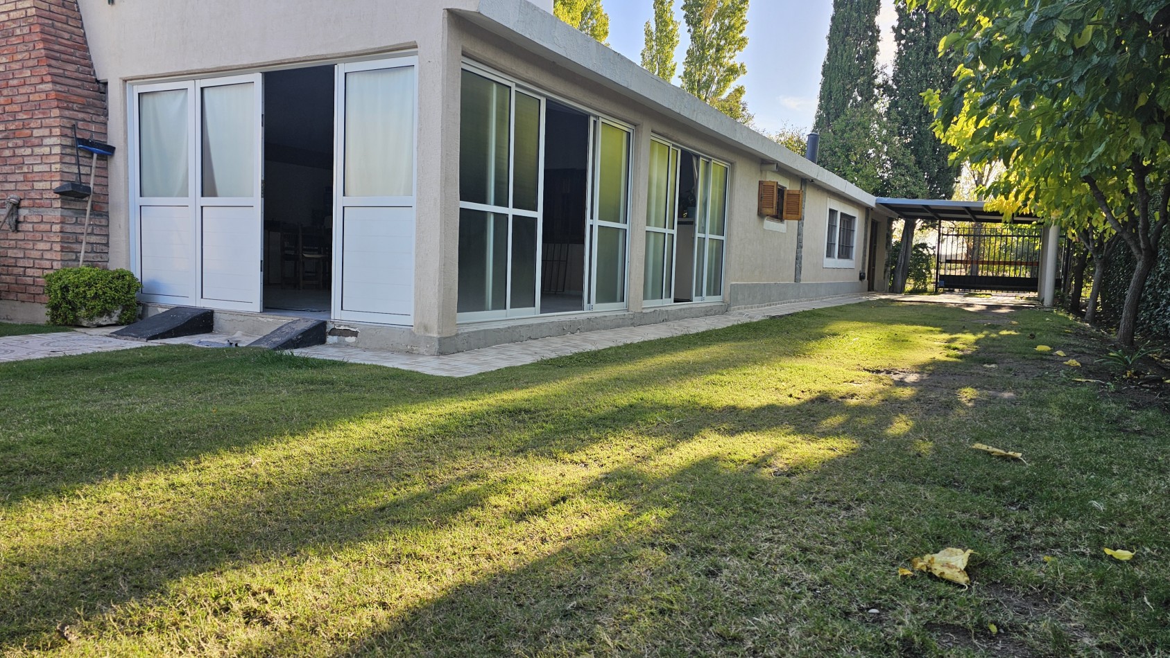 ¡Oportunidad unica en Rama Caida, San Rafael!¡Una propiedad excepcional en la zona de Rama Caida, a tan solo 6 km de San Rafael! Posibilidad de permuta. Casa+ Quincho+ Pileta+ Galpon+ plantacion+ Agua, luz y GAS