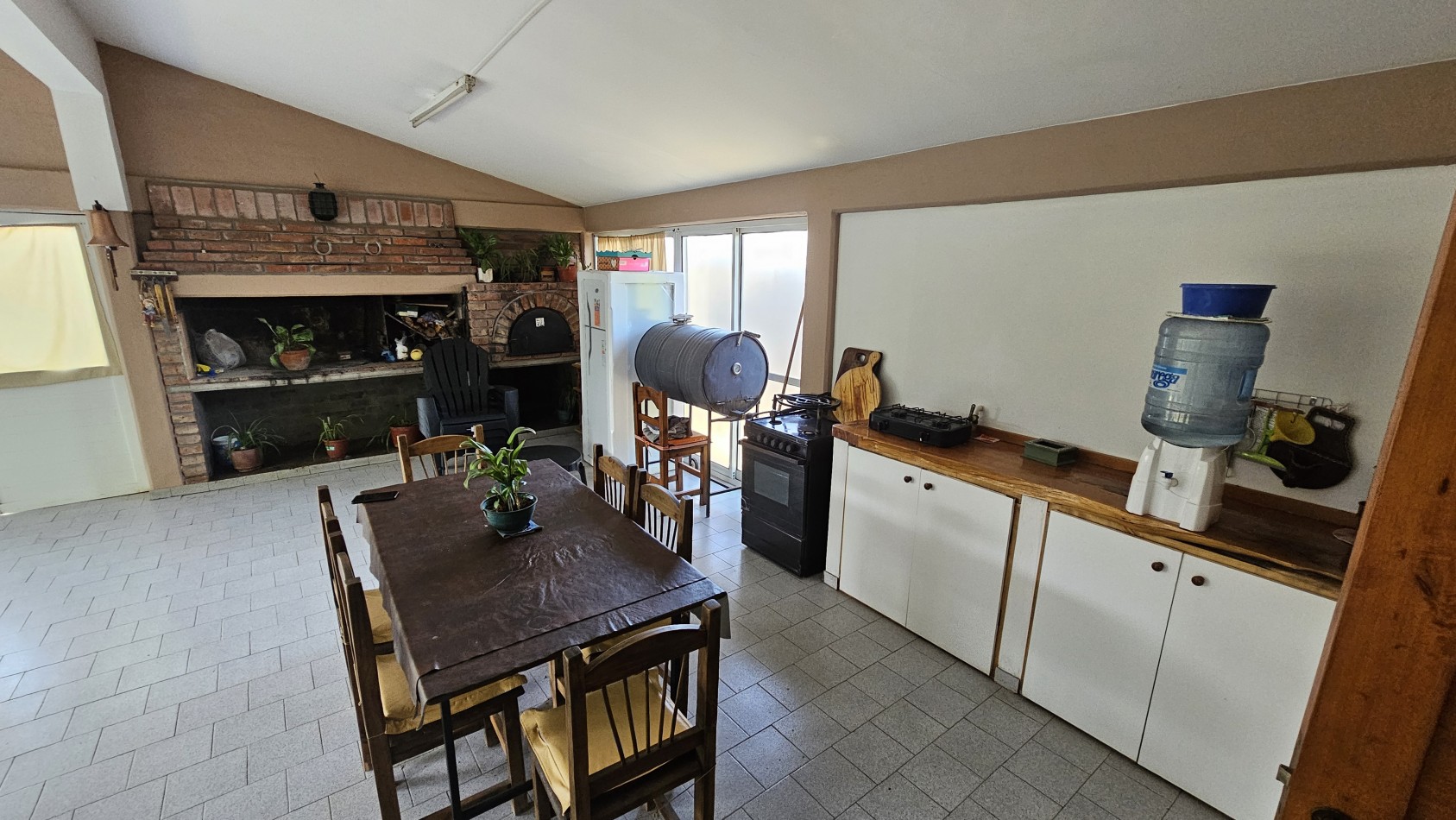 ¡Oportunidad unica en Rama Caida, San Rafael!¡Una propiedad excepcional en la zona de Rama Caida, a tan solo 6 km de San Rafael! Posibilidad de permuta. Casa+ Quincho+ Pileta+ Galpon+ plantacion+ Agua, luz y GAS